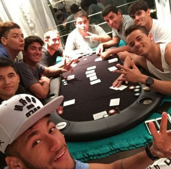Gabriel Medina aceita desafio e joga pquer com Neymar e amigos