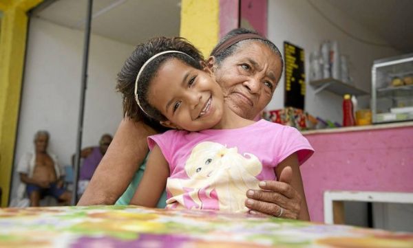 Raimunda Fernandes com a neta, Maria, de 5 anos: as duas vivem num barraco em Vilar dos Teles, mas devem ganhar em breve um apartamento num conjunto no Estcio