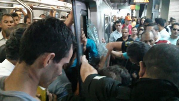 No DF, grupo quebra vidro para salvar criana com brao preso no metr