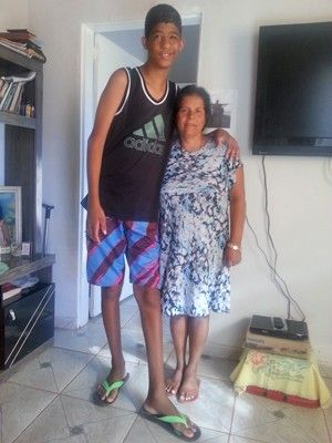 O brasiliense Srgio Gabriel Gomes, de 10 anos, que sofre de gigantismo, e a me, Ricardene Ribeiro