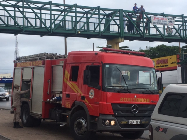 Bombeiros resgatam homem que foi despejado e tentou pular de passarela da Fernando Corra