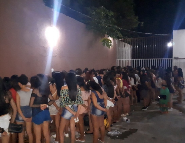 Polcia aborda mais de 100 pessoas em festa com menores, drogas e bebidas; dona de chcara detida