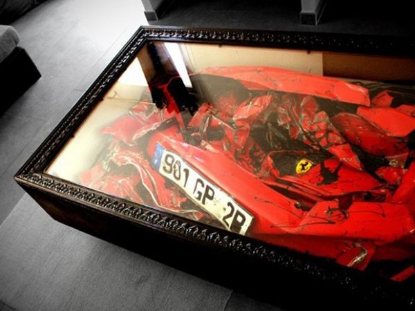 Ferrari destruda aps acidente se transforma em mesa