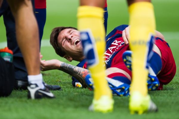 Mdicos recomendam repouso total e at muletas para Messi na 1 semana