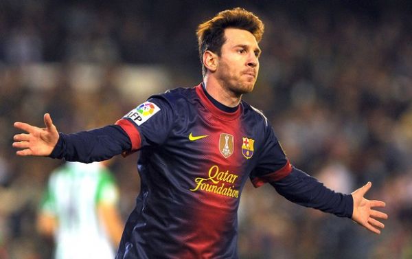 Messi faz dois gols, quebra recorde de Mller e mantm Bara com folga