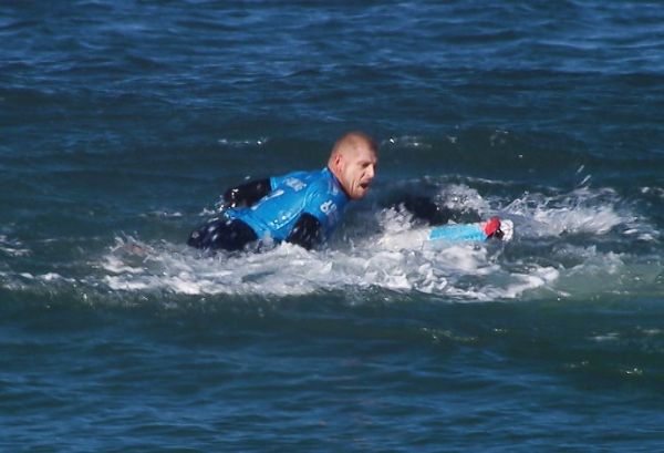 Mick Fanning tenta se desvencilhar de tubaro durante final da etapa de Jeffreys Bay