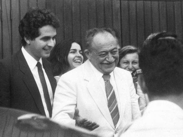 Em 1987, Eduardo Campos (esq.) deixa a casa do deputado Ulysses Guimares em So Paulo ao lado de seu av, o ento governador do Pernambuco, Miguel Arraes (centro)