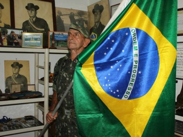 O sargento exibe o seu amor pelo Brasil