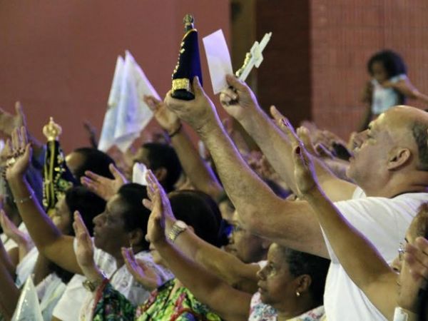 Catlicos lotam missa no Dia da Padroeira em Aparecida, SP