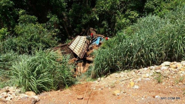 Caminho se desprende de reboque, despenca de 10 metros e motorista morre preso s ferragens;  fotos 