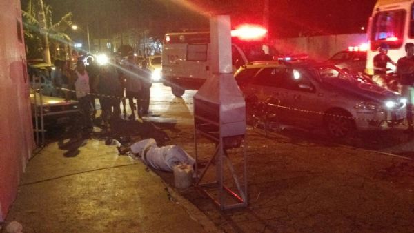 Aougueiro  morto com trs tiros no meio da rua no bairro Jardim Leblon