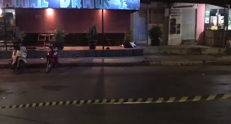 Criminosos em moto executam homem e deixam outro ferido em bar