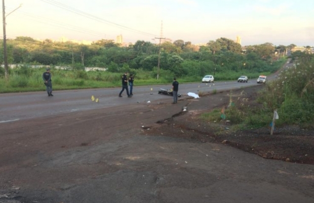 Motociclista  perseguido e atropelado por caminhonete aps briga em bar