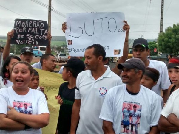 Familiares protestam contra suposta omisso em socorro a vtimas que bateram carro aps perseguio policial