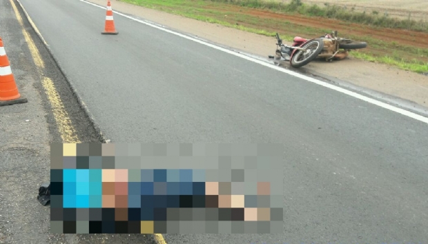 ​Um morre e outro fica ferido em coliso de moto com caminho