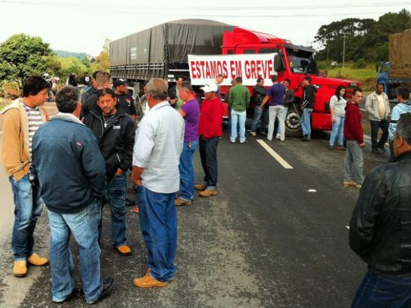 Protesto de caminhoneiros causa bloqueios em sete estradas do Paran