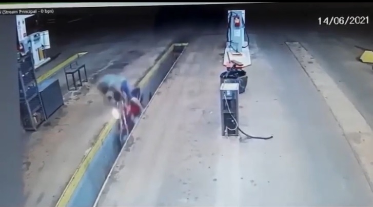 Vdeo registra motociclista bbado caindo em valeta de posto; veja