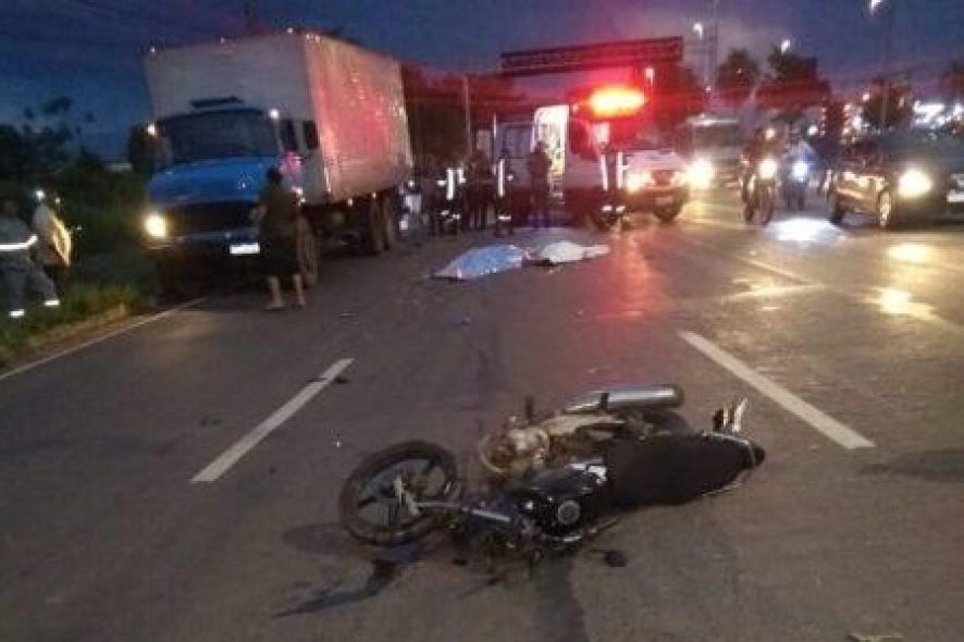 Casal morre em acidente de moto na avenida Fernando Corra aps colidir com caminho