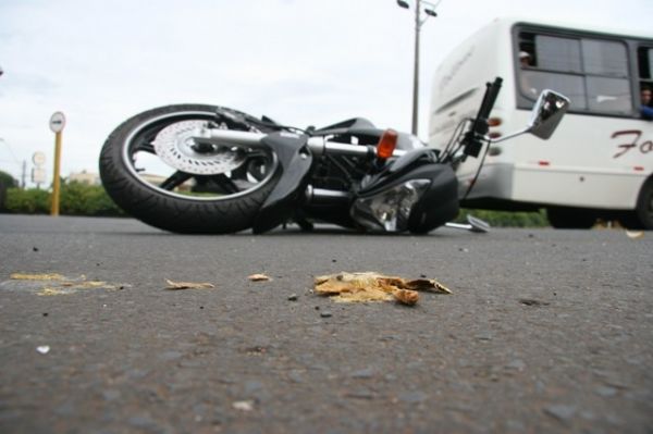 Motociclista morre na hora ao cair e bater a cabea no asfalto na MT-320