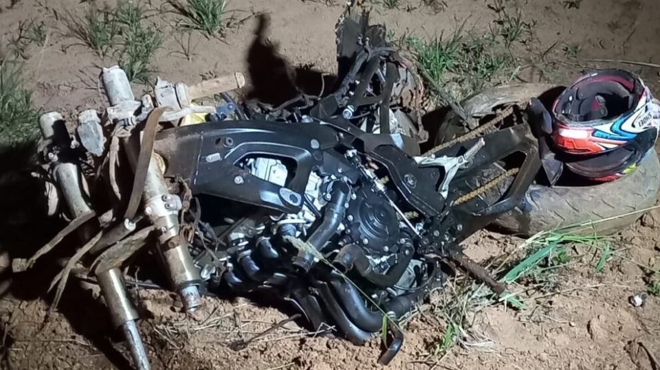 Motocicleta em alta velocidade bate em HB20 e homem morre na coliso