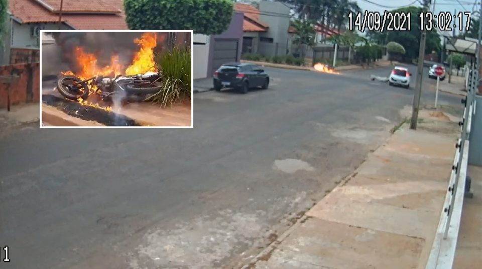 Motocicleta pega fogo de forma instantnea ao ser atingida por carro que 'furou' placa de Pare;  vdeo 