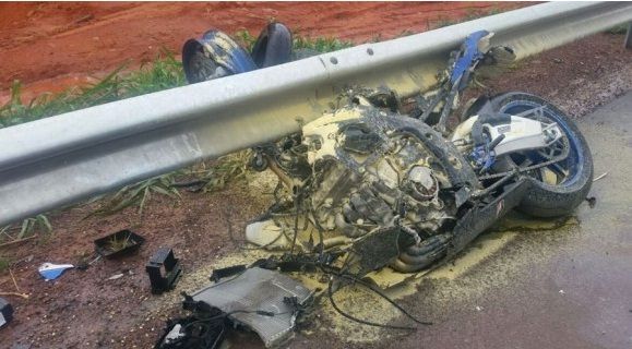 Acidente entre motos e carro na MT-130 deixa um morto e trs feridos