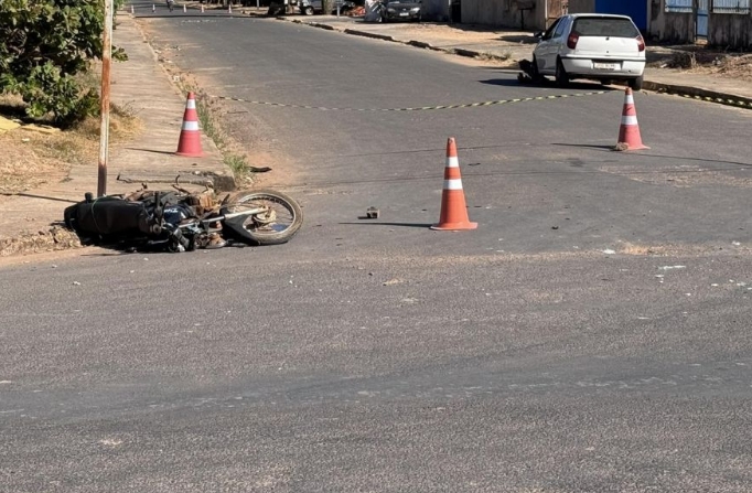 Motorista invade preferencial em cruzamento e mata motociclista em batida