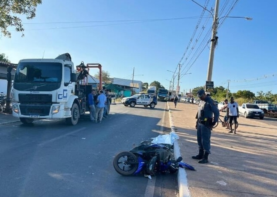 Motociclista morre ao colidir contra caminho em avenida de Vrzea Grande