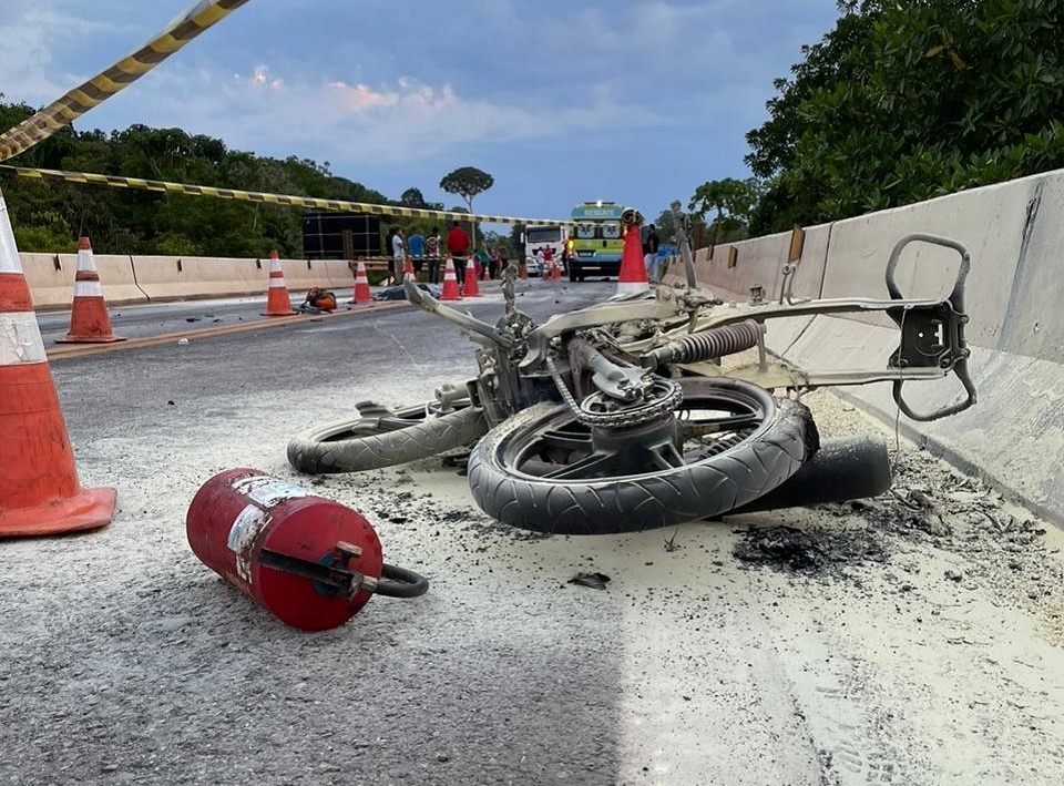 Motociclista morre em acidente envolvendo carreta na BR-163; moto foi queimada