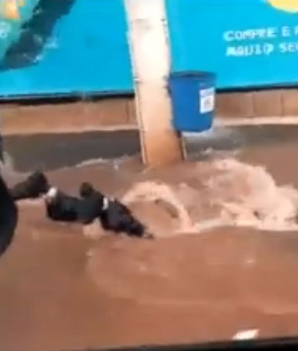 Vdeo mostra motoqueiro sendo arrastado por 'rio'  formado na avenida Prainha