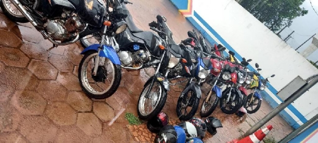 Motos de jovens que faziam racha estavam adulteradas e um tentou atropelar PM