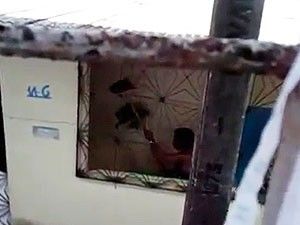 Moradora filma vizinha agredindo cachorro com vassoura em Salvador