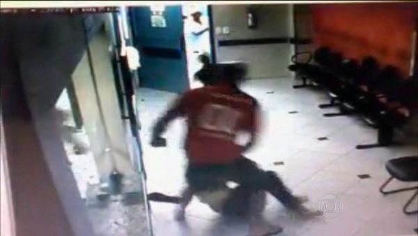 Imagens mostram mulher sendo atacada por ex em hospital no RS