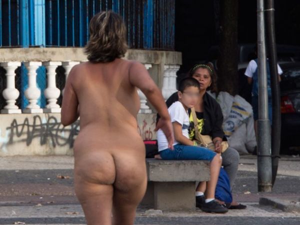 Mulher corre nua pela principal avenida de Copacabana;  fotos