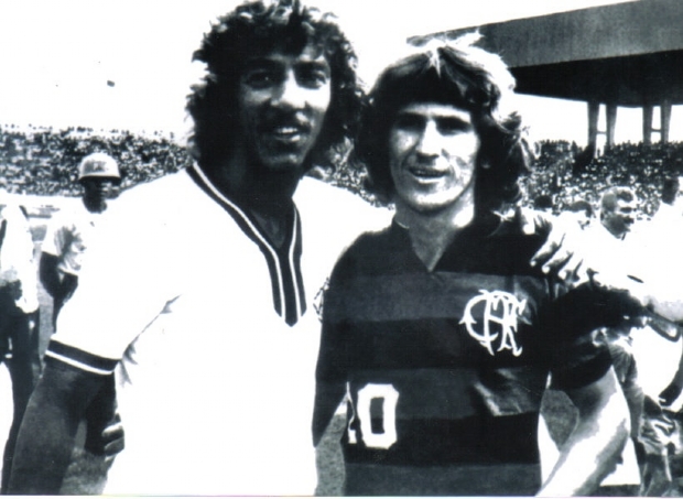 Nelson Roberto Vasques em foto histrica, ao lado de Zico, aps partida entre Mixto e Flamengo, em 1976