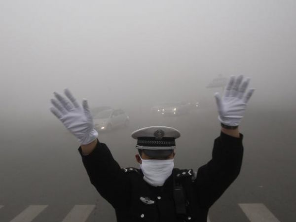Densa nuvem de poluio cobre cidade do nordeste da China