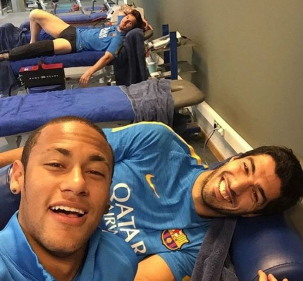 Neymar exibe intimidade de Messi em foto com Surez fora das Eliminatrias