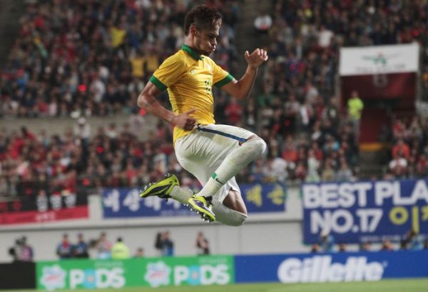 Neymar comemora com estdio lotado em Seul: recorde de pblico com 65.308 pessoas
