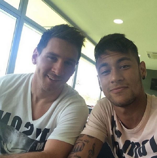 Neymar ao lado de Messi aps treino do Bara