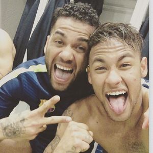 Ao lado de Dani Alves, Neymar comemora classificao do Bara
