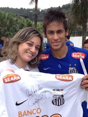 Neymar posa ao lado de Ktia com a camisa autografada