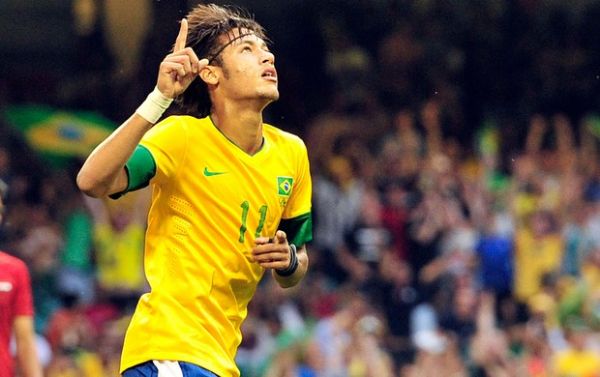 Neymar agradece a Deus depois de marcar belo gol pela seleo brasileira