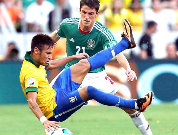 Neymar sofre falta: cena comum, mas que no torneio tem posies invertidas tambm