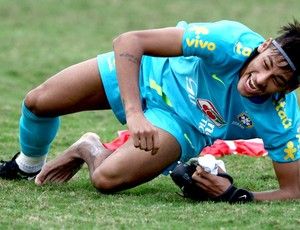 Mesmo aps pancada, Neymar sorri no gramado durante treino na sede do Fla