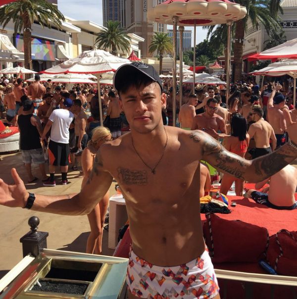 J no Brasil, Neymar lembra pool party em Vegas: 