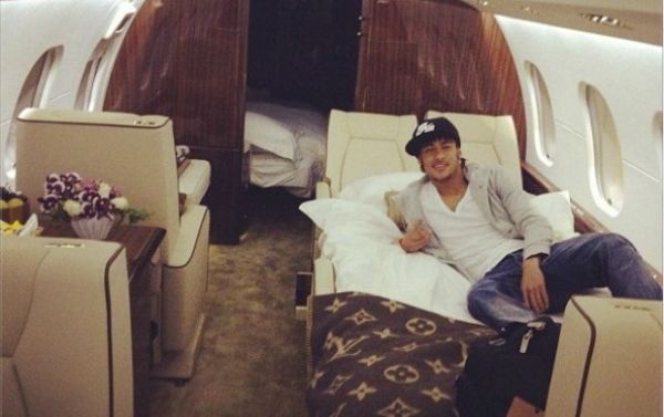 Neymar postou foto no avio, rumo a Florianpolis