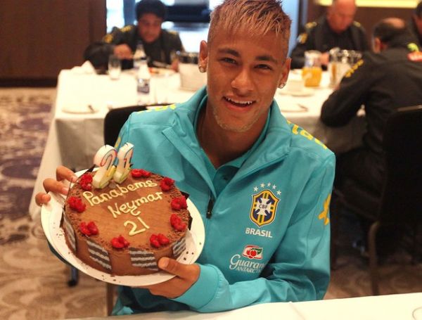 Neymar ganha bolo de aniversrio da Seleo: erro ortogrfico na palavra 'parabns'