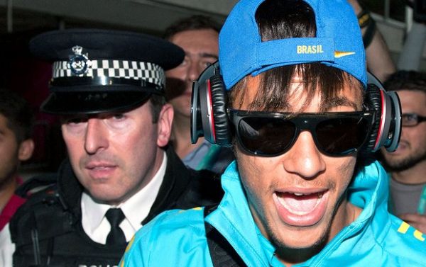 'Quem  ele?' pergunta policial devido tumulto causado por Neymar em aeroporto de Londres