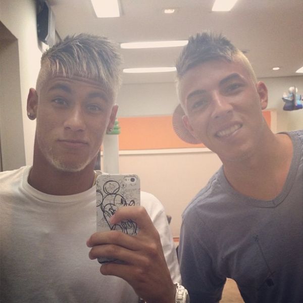 Neymar muda o visual e aparece com cabelo loiro ao lado de 'paras'