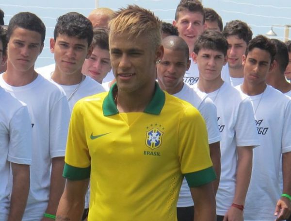  la 90, Neymar apresenta nova camisa amarelinha da Seleo